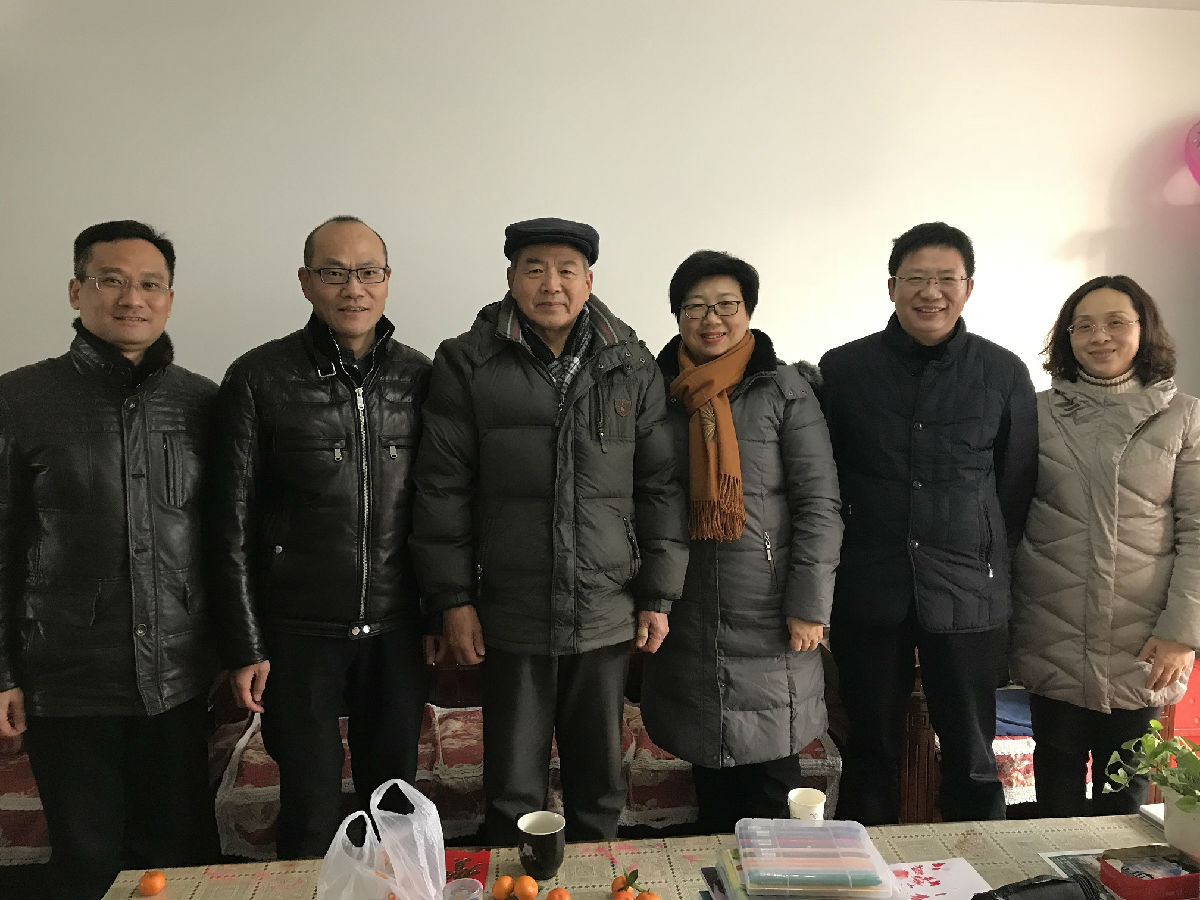 公司领导走访慰问退休老领导.JPG