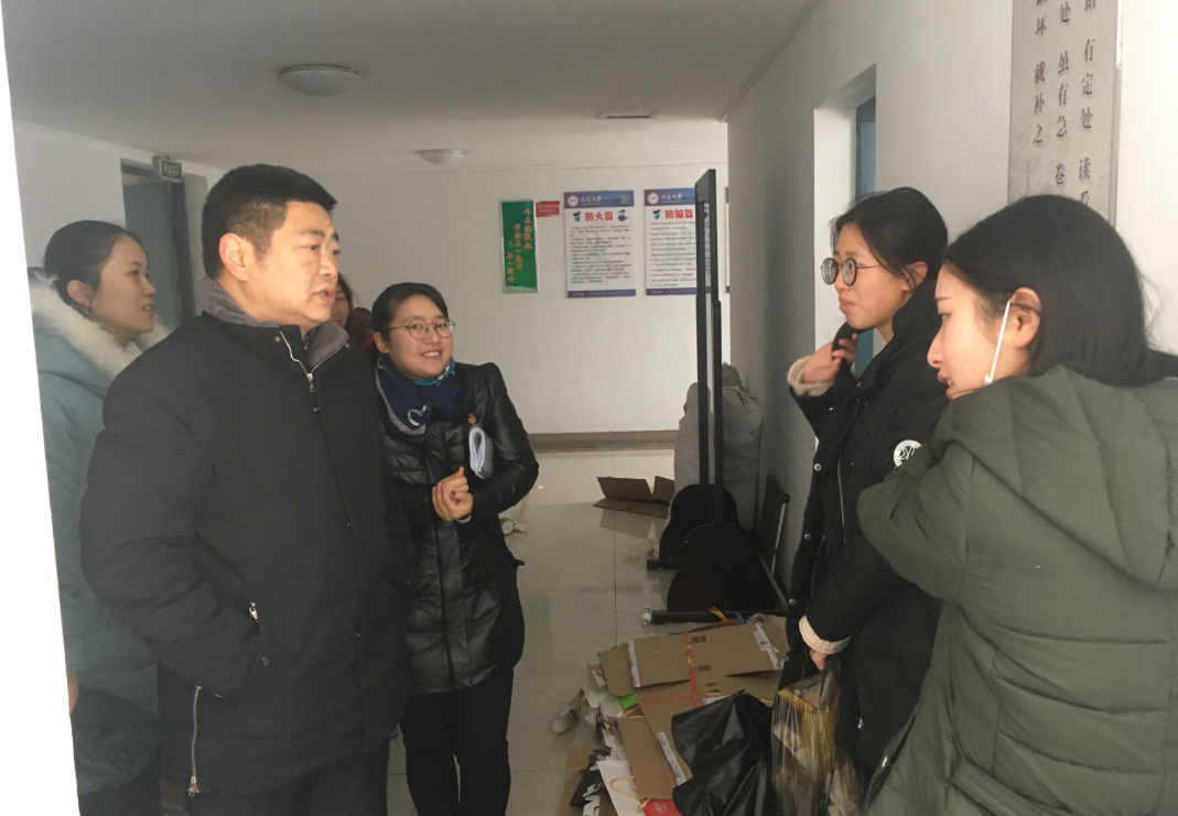 陈书记与同学交流4.png