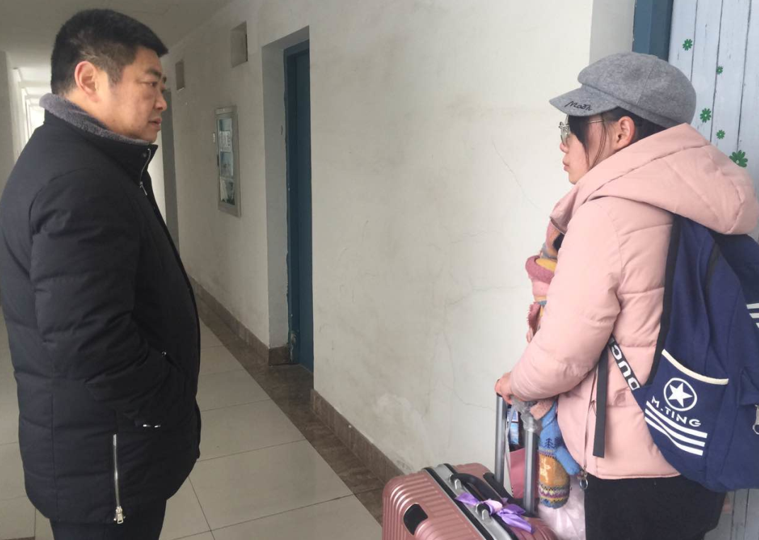 陈书记与同学交流2.png