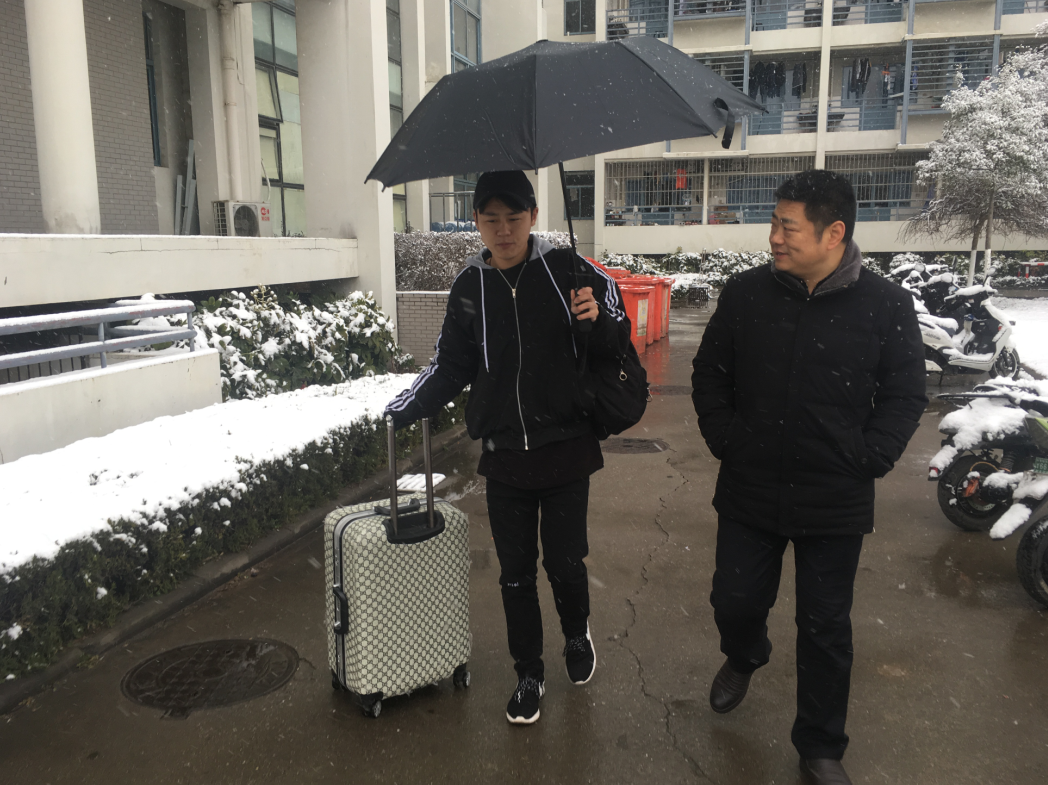 陈书记与同学交流1.png
